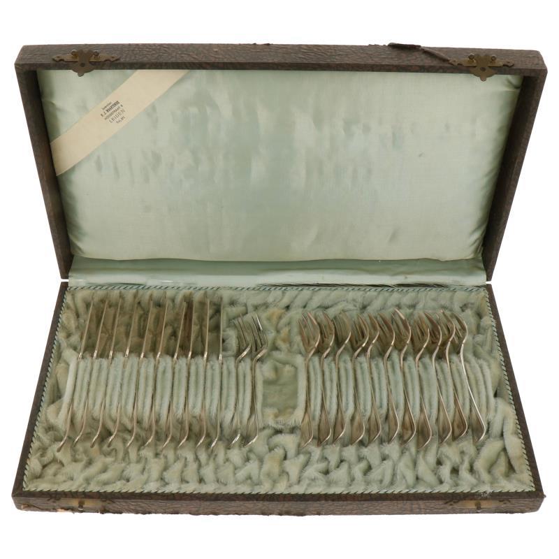 (23) Delig besteksetje dubbelrond filet in niet originele doos w.o. messen, vorken, vleesvorken zilver.