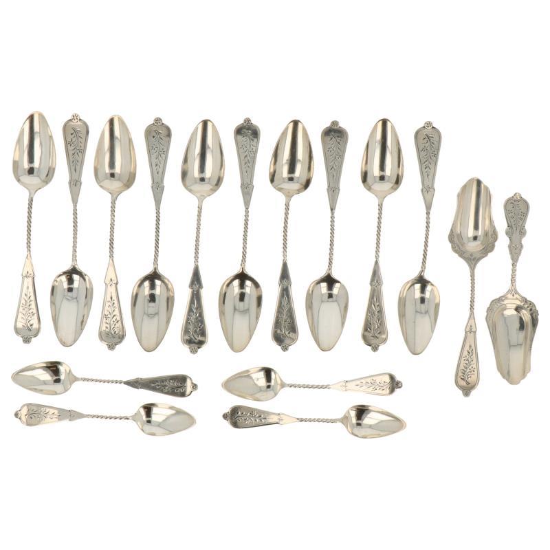 (16) Delig lot met koffie en mokka lepeltjes met daarbij een suikerschep en theeschep, allen met getorste steel en gegraveerde decoraties zilver.