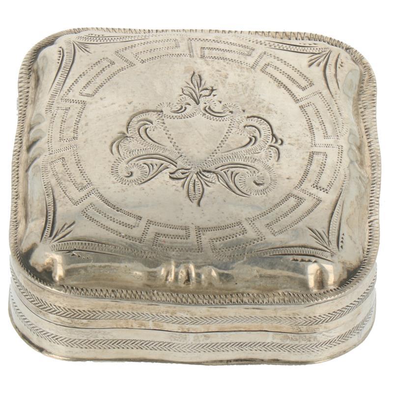 Pillen pepermunt doosje vierkant gedecoreerd met gegraveerde meander en rocaille decoraties zilver.