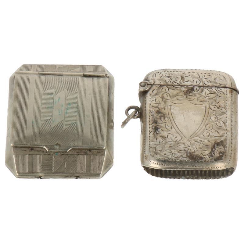 (2) Lot Vesta cases beide met gegraveerde decoraties zilver.