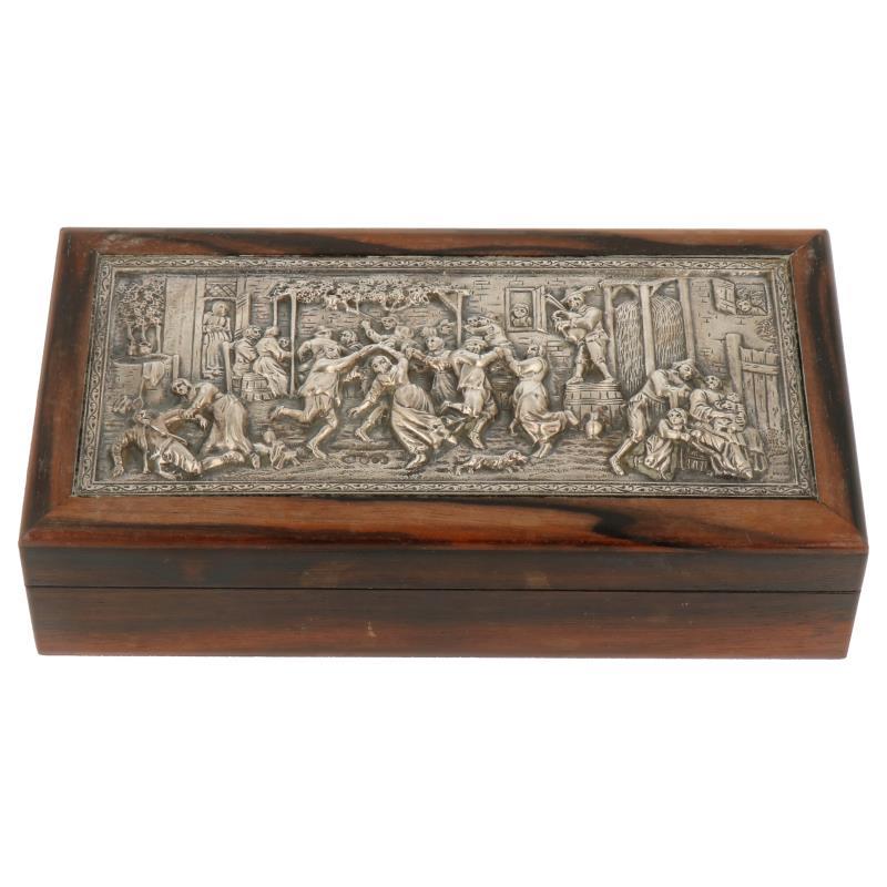 Houten bureau kistje met zilveren relief plaquette voorzien van hollands tafereel zilver.