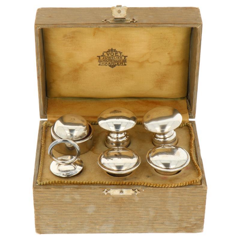 (7) Delige set kurkstoppers in etui zilver.
