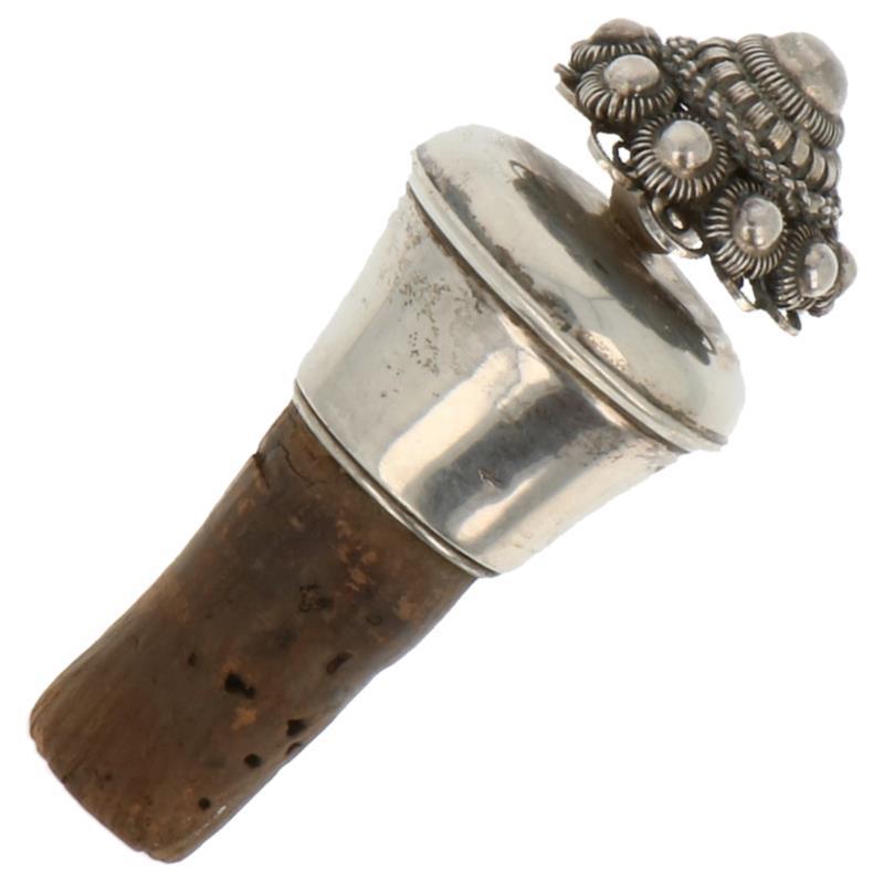 Schenkkurk met zeeuwse klederdracht knoop zilver.