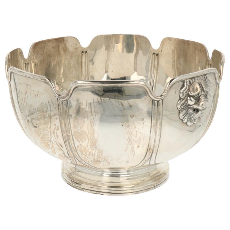 Champagne of wijnkoeler geschulpt model op voet voorzien van leeuwenkop handvatten zilver.