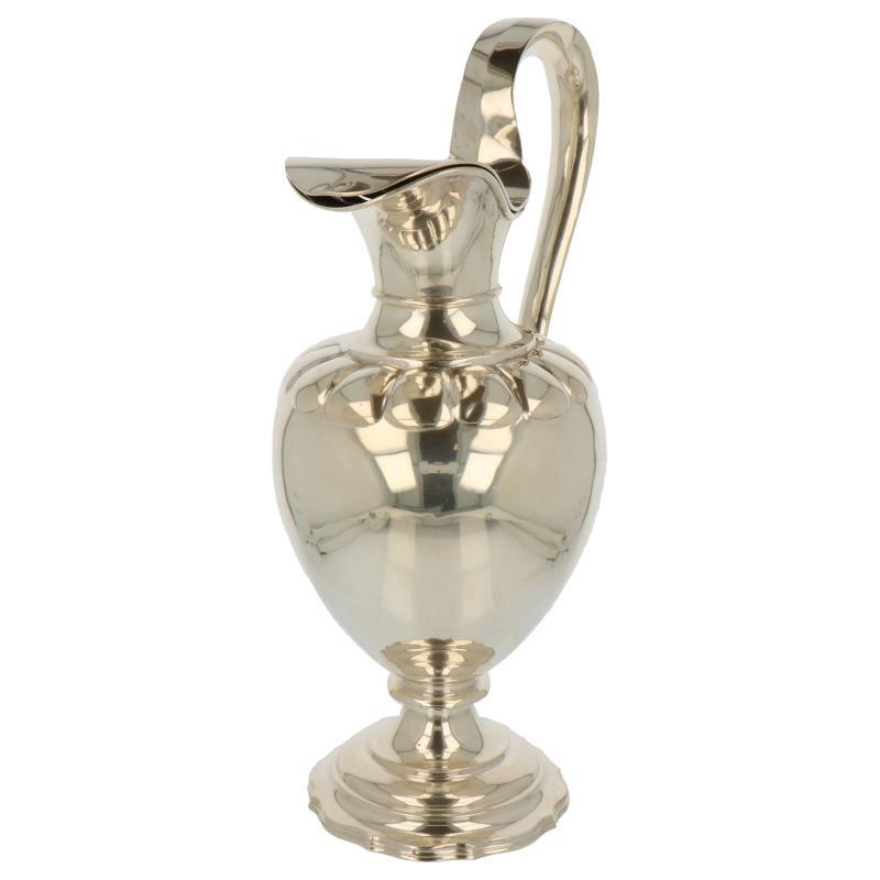 Wijnkan of amphora op voet afgesloten met klep zilver.