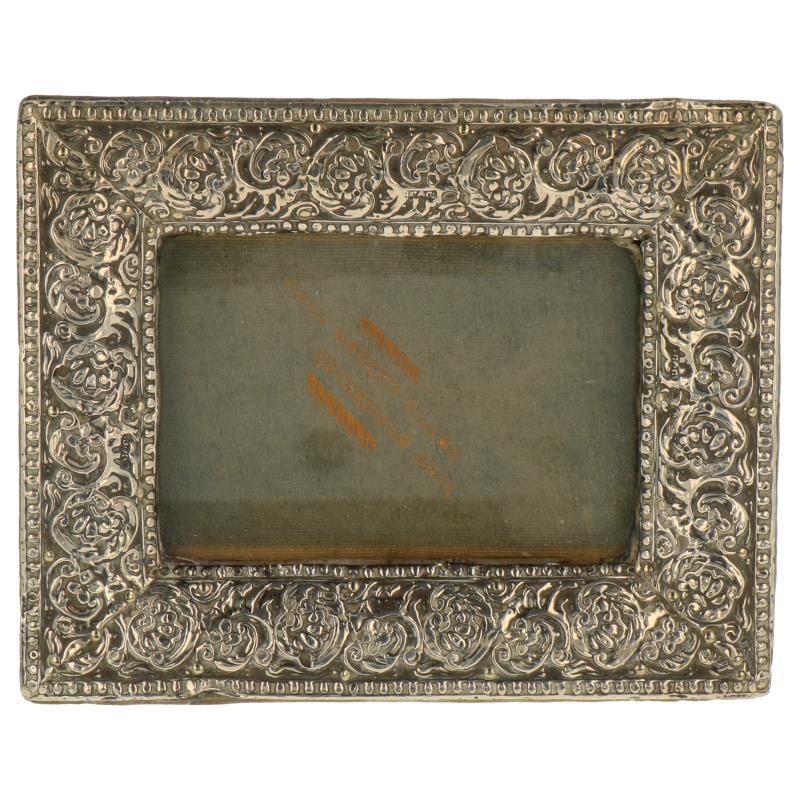 Houten fotolijstje met zilveren overlay en fluwelen achterzijde zilver.