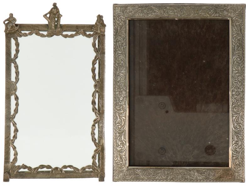 (2) Delig lot fotolijsten waarvan 1 met gegraveerde decoraties en 1 met gegoten decoraties zilver.