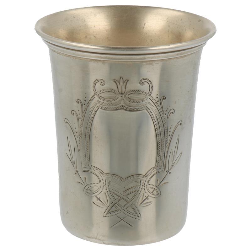 Geboortebeker met blanco schild en versieringen zilver.