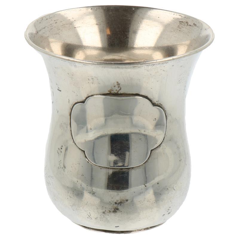 Geboortebeker met opgesoldeerd schild zilver.