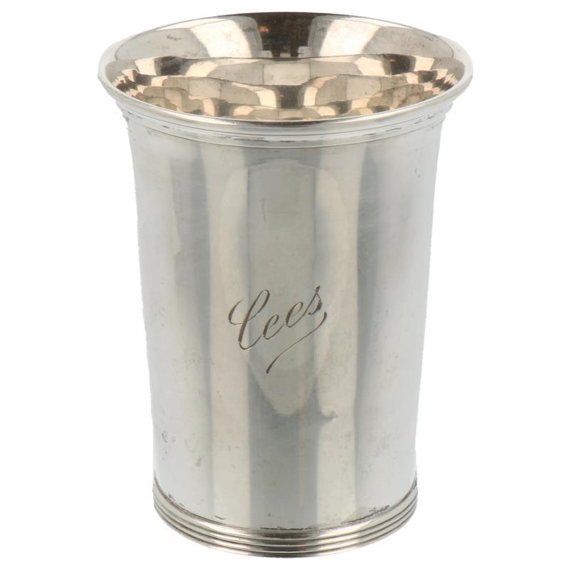 Geboortebeker strak taps model met ringversieringen zilver.