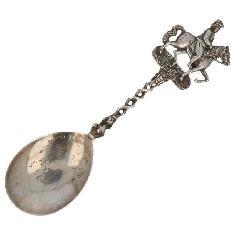 Gelegenheids lepel met ruiter te paard op gevlochten steel zilver.