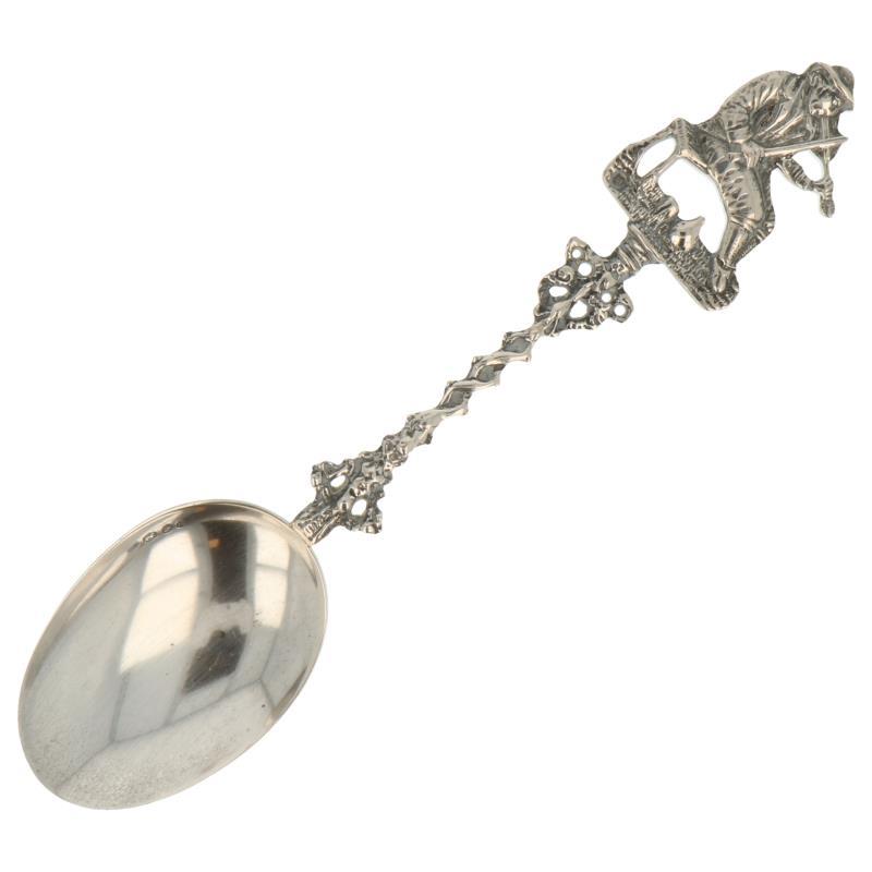 Gelegenheids lepel met gegoten vioolspeler op gevlochten steel zilver.