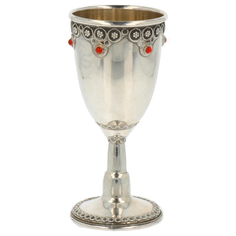 Kiddush bekertje met opgesoldeerd filigrain versierings randen en ingelegde rode glas pareltjes zilver.