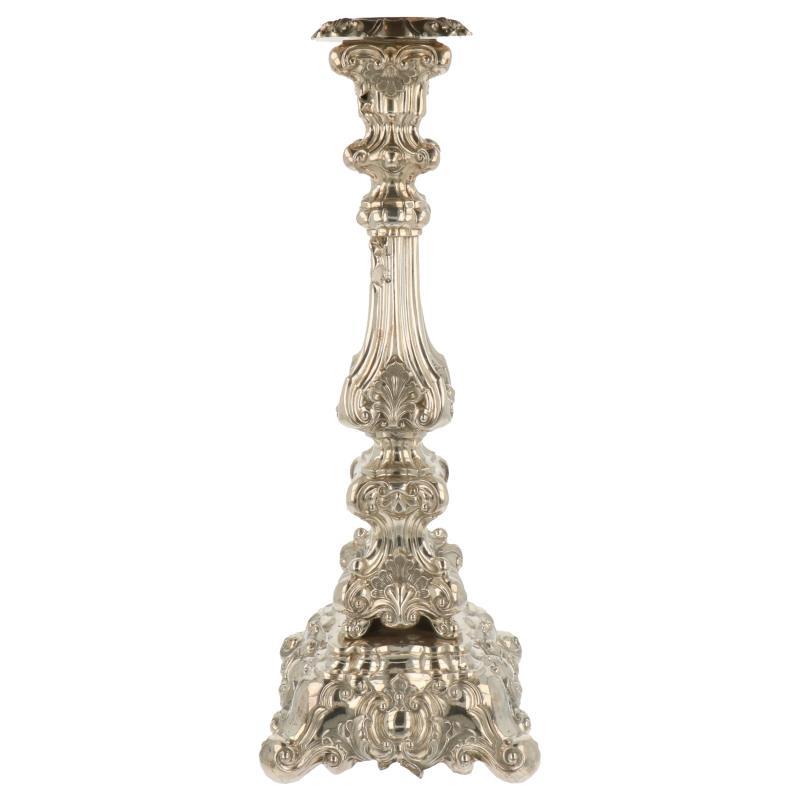 Kandelaar in barok stijl met rocaille versieringen zilver.