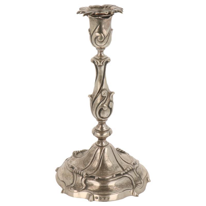 Kandelaar in vroege Jugendstil stijl met organische vloeiende vormen versierd, 1 lichts model zilver.