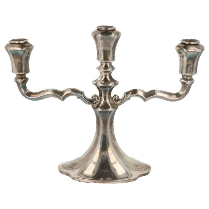 Kandelaar 3-armig model met glooiende Jugendstil geinspireerde vormen  verzilverd.