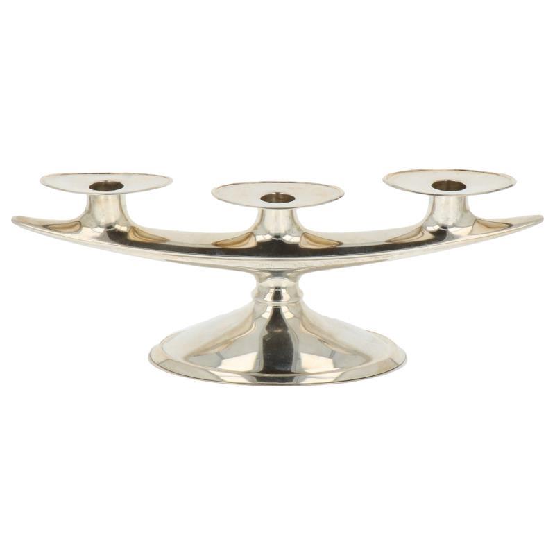 Kandelaar 3-armig strak modern model op gebogen basement en ovale voet zilver.