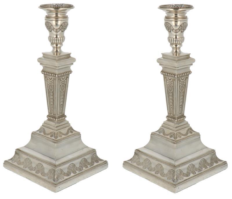 (2) Delige set kandelaren balusterzuil vormig met parelranden afgewerkt en gegoten versieringen zilver.