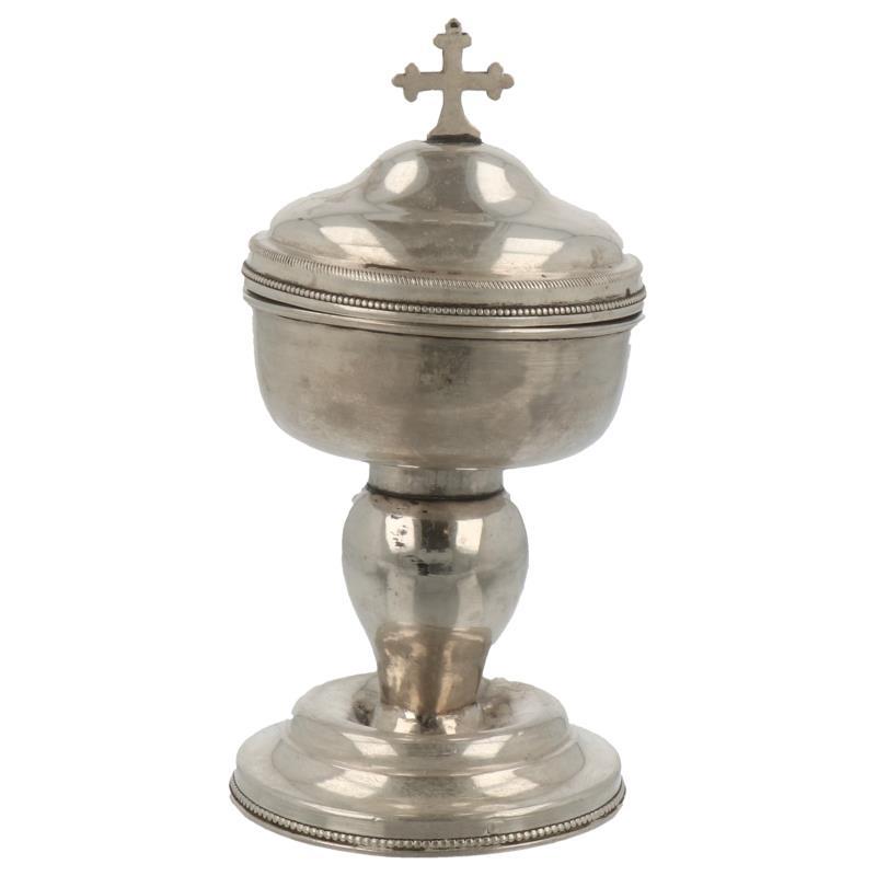 Chrismatorium gedecoreerd met parelranden, bedoeld voor het toedienen van sacramenten buiten de kerk bv: laatste oliesel meestal gevuld met zalf of olien zilver.