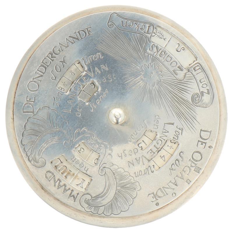 Eeuwig durende kalender met draaibare schijven in zakformaat zilver.