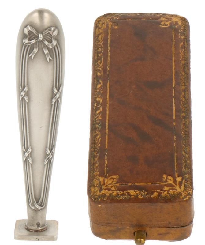 Lakstempel of Cachet "Marc Lefevre Angoulême" in originele etui zilver.