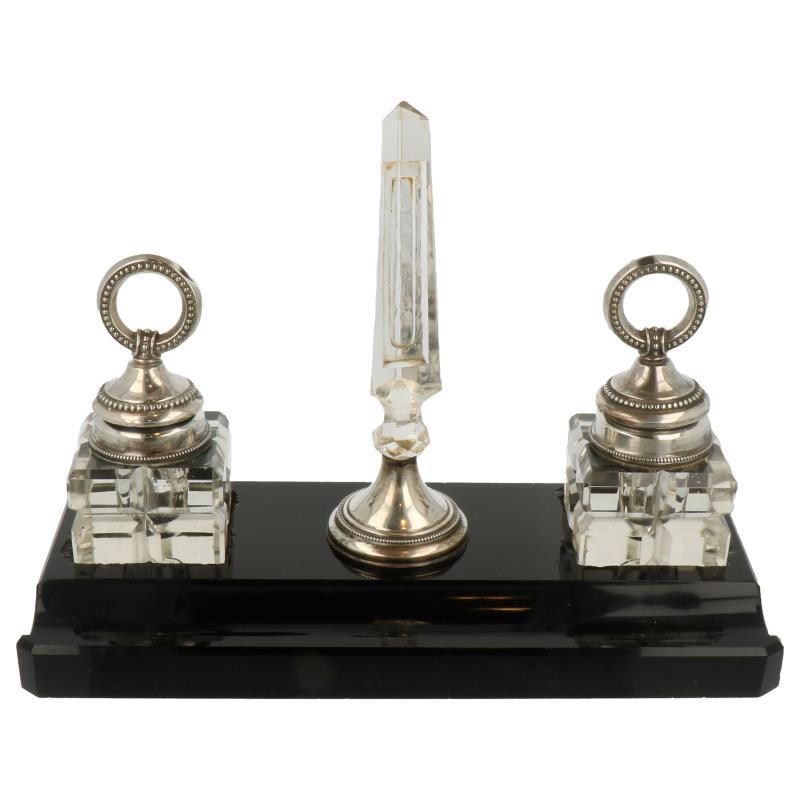 Bureauset met inktpotten en thermometer obelisk op natuursteen basement zilver.
