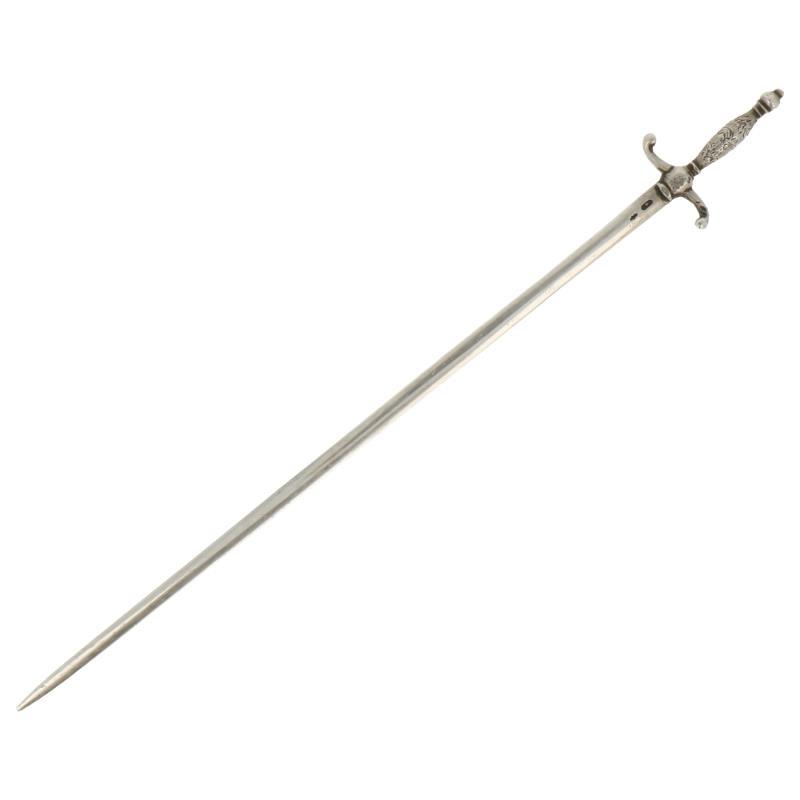 Brievenopener uitgevoerd als zwaard met gegraveerd handvat zilver.