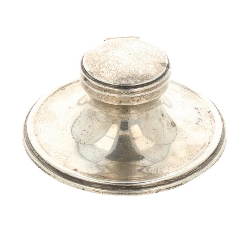 Inktpot op ruime balustervoet glad afgewerkt zilver.