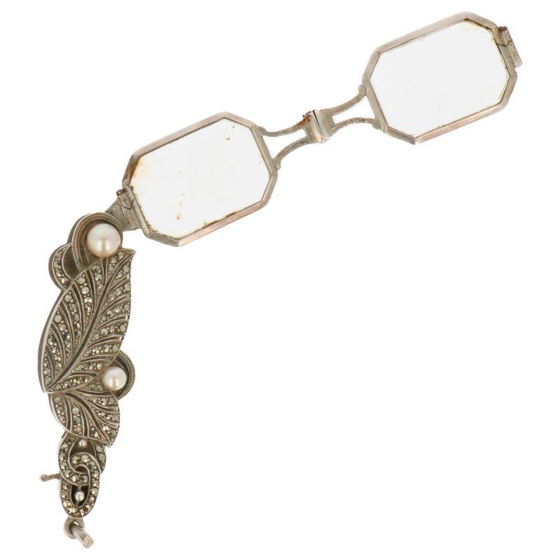 Vouwbril met ingelegde parels en markasiet zilver.