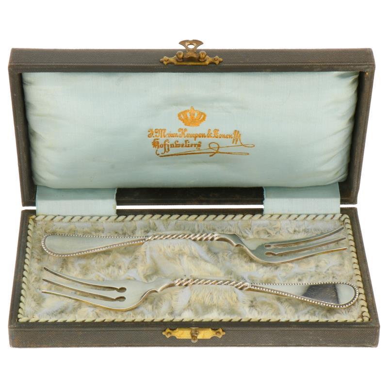 (2) Delige set vleesvorken met getorste steel en parelrand versiering in originele etui zilver.