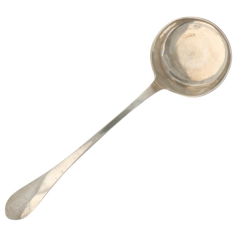 Souplouche met lauwer krans gravering en platte bakbodem zilver.