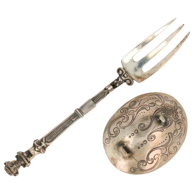Klap reisbestek naar 18e eeuws voorbeeld compleet met originele etui en doos zilver.