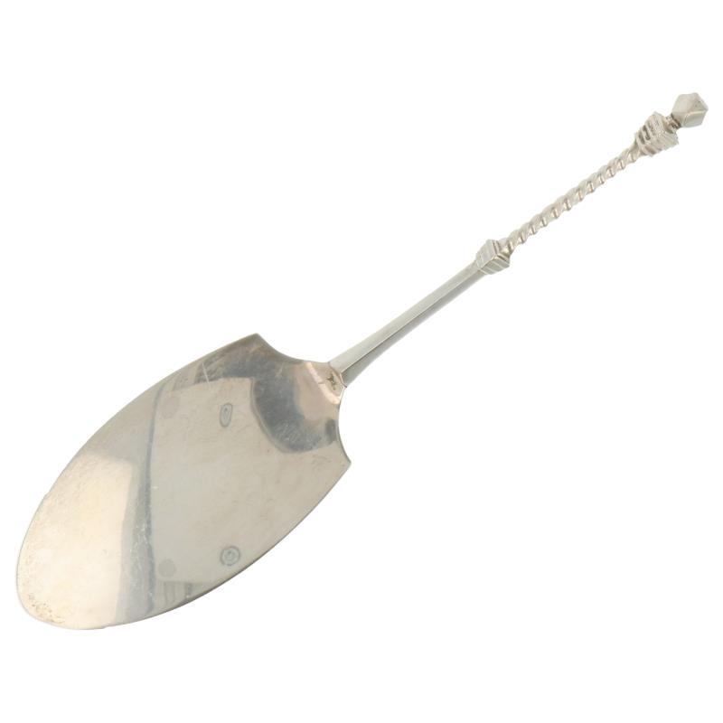 Gebakschep met getorste steel en hoekige versieringen zilver.