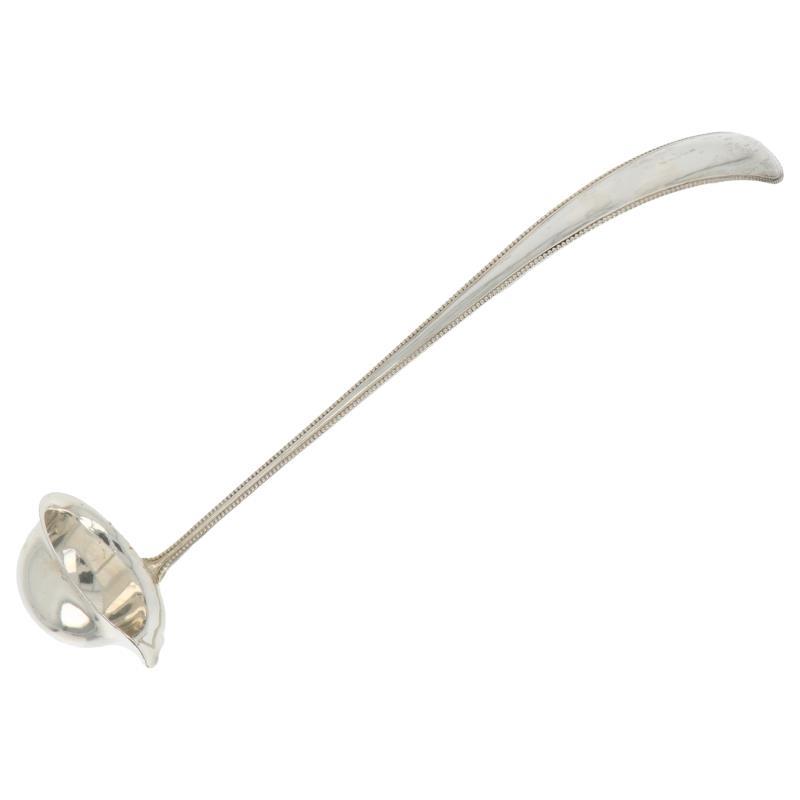 Morellen lepel versierd met Parelranden en gevormde tuit zilver.