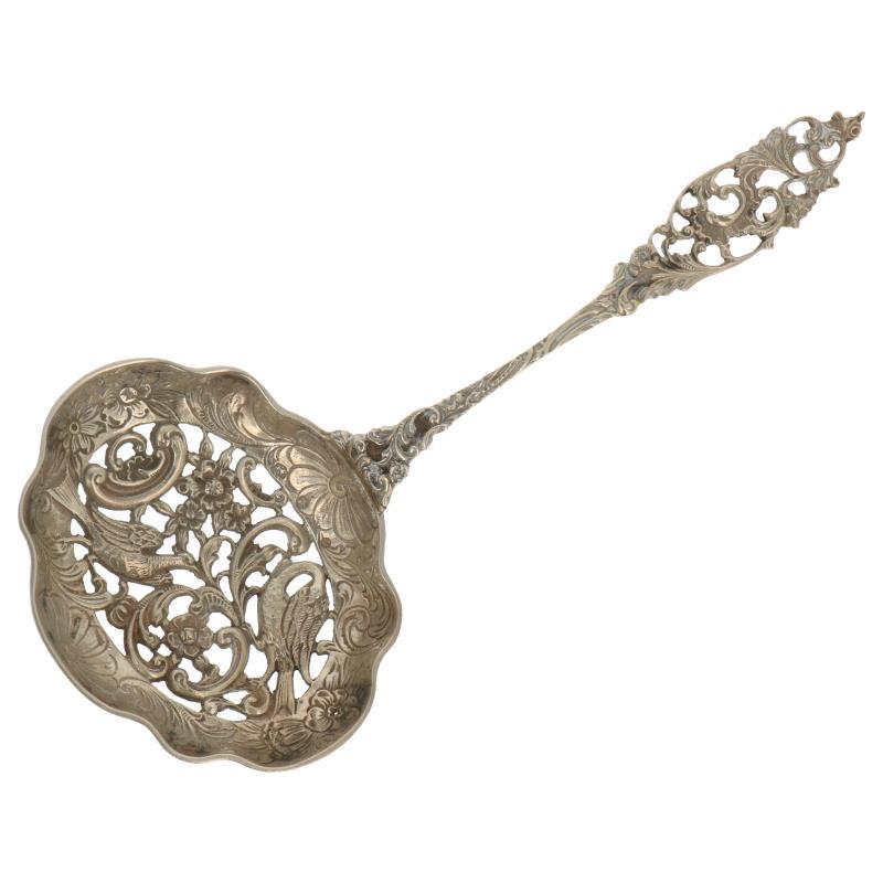 Natfruit schep met gegoten biedemeier decoraties en opengewerkte bak zilver.