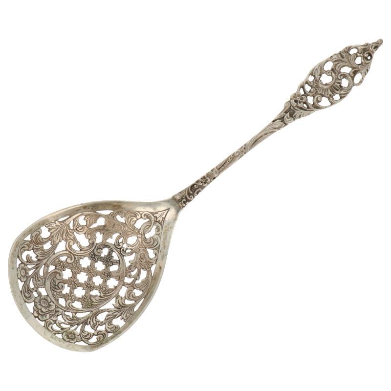 Natfruit schep met gegoten en gegraveerde decoraties zilver.