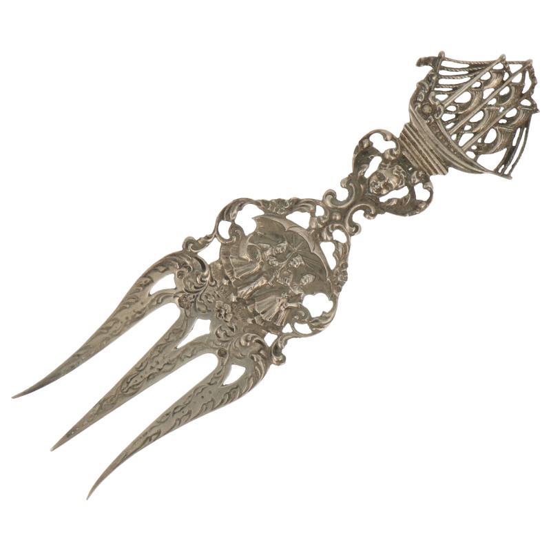 Cakevork met gegoten en gegraveerde hollandse decors w.o. een 3-master zilver.
