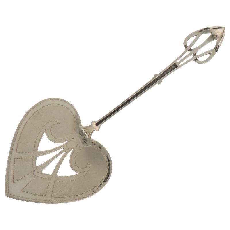 Petitfour schep met Jugendstil gegoten en gegraveerde decoratie zilver.