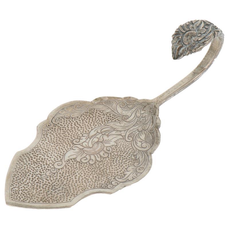 Gebakschep met gegoten biedemeier decor zilver.