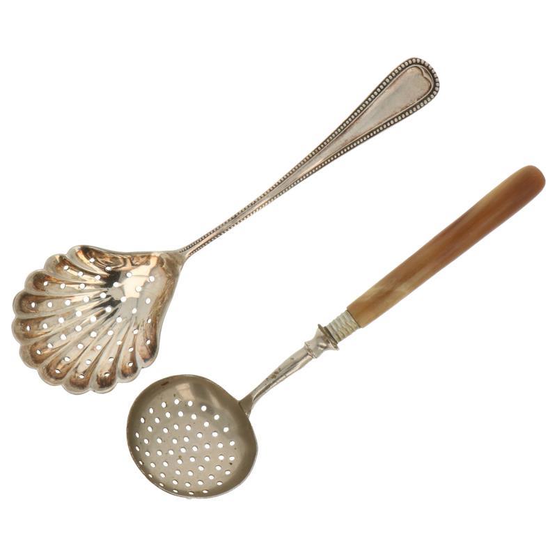 (2) Delig lot strooilepels waarvan 1 onedel zilver.