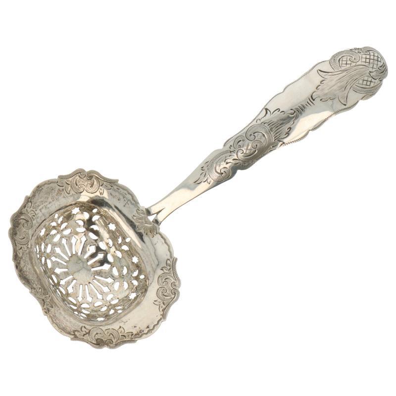 Strooilepel met gegraveerde art-noveau decoraties en ajour opengewerkte strooibak zilver.