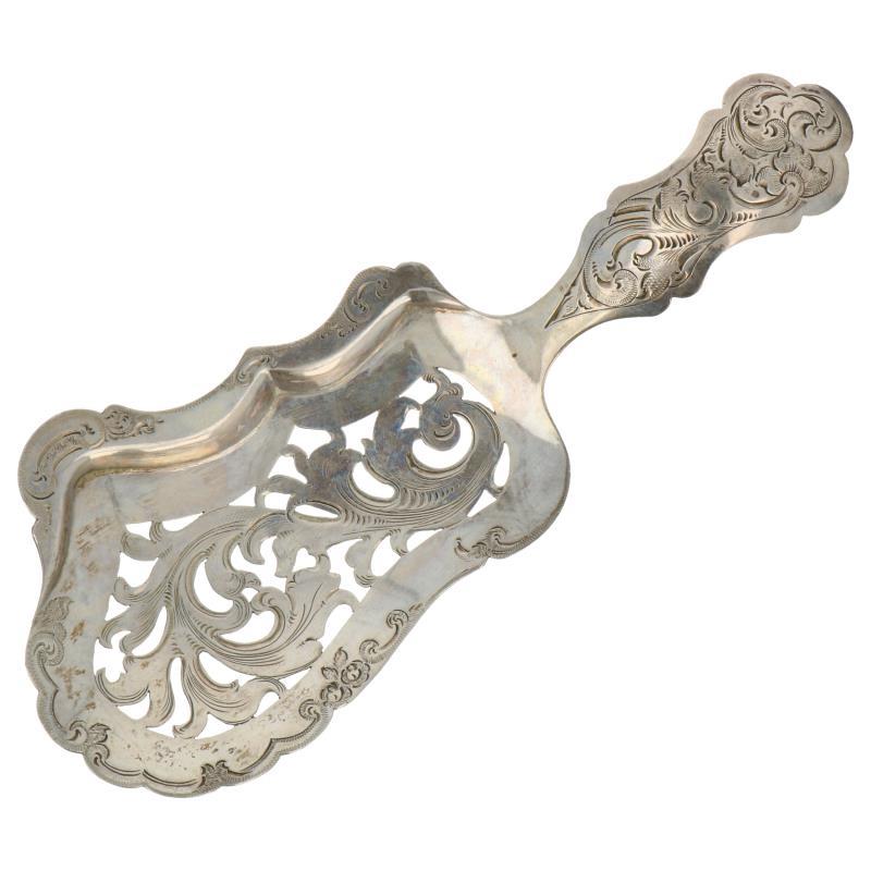 Pasteischepje met opengewerkte bak en gegraveerde biedemeier versieringen zilver.