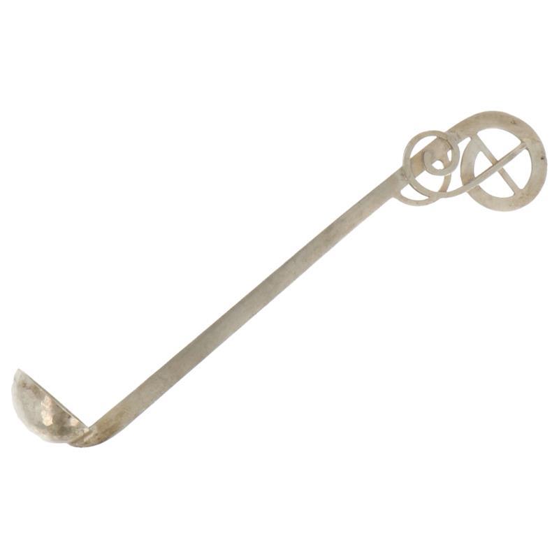 Kunstig mosterd lepeltje met gehamerde bak zilver.