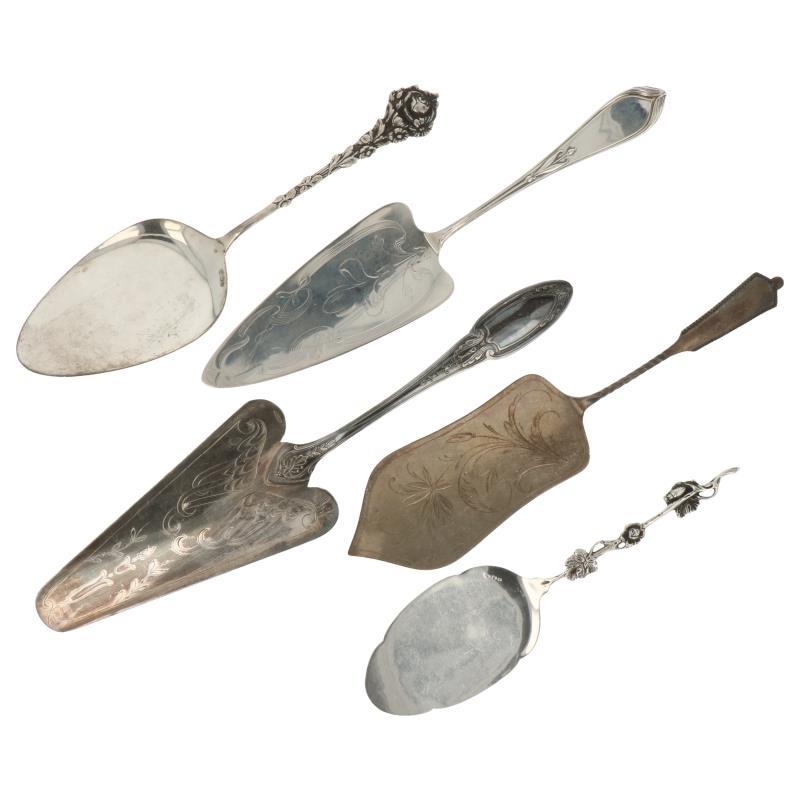 (5) Lot gebak en pastei scheppen in diverse gedecoreerde uitvoeringen w.o. Ercuis france zilver.