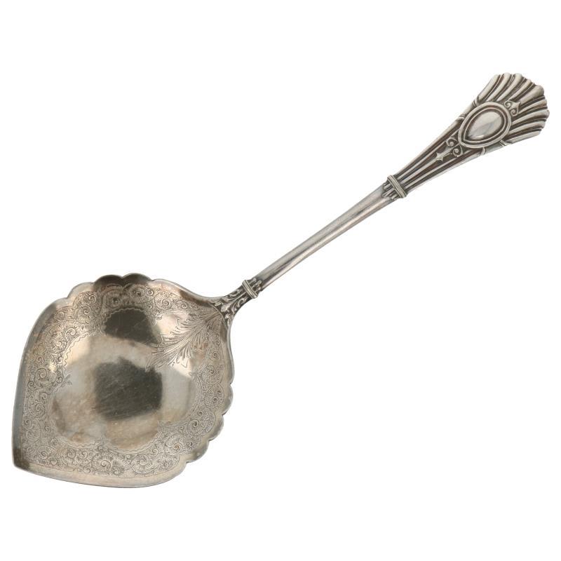 Soesjes schep met rijk gegraveerde versieringen op de bak en gegoten versieringen op de steel  verzilverd.