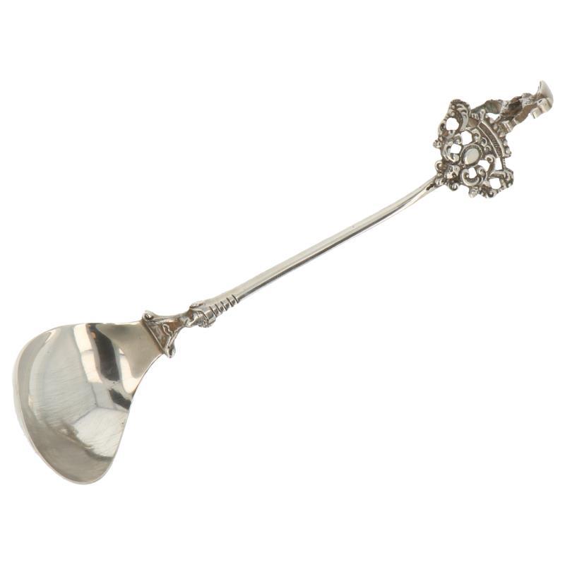 Roomlepel met schild en griffioen zilver.