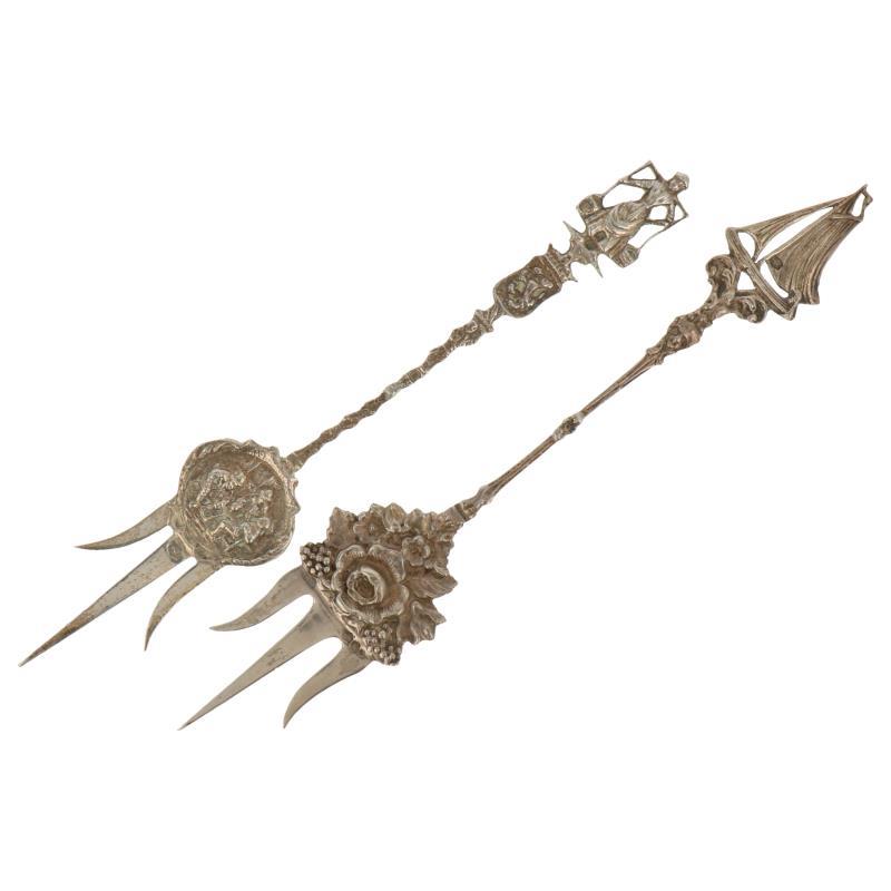 (2) Delig lot met cakevorken bewerkt met hollands gegoten decor zilver.