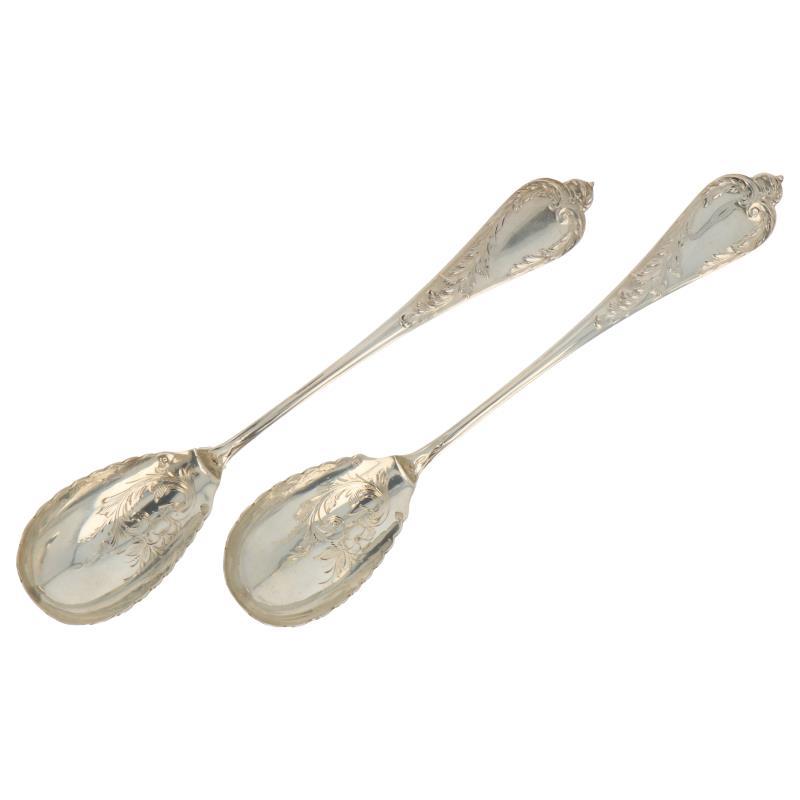 (2) Delig set chutney lepels met rijk gegraveerde bak en palmblad gedecoreerde handvatten zilver.