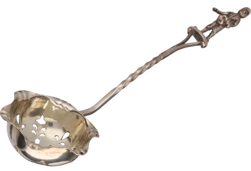 Strooilepeltje met getorste steel en mans figuur zilver.