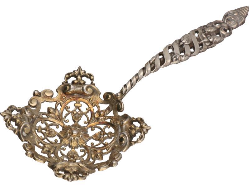 Strooilepeltje met lint gevlochten handvat en vergulde met kronen bewerkte strooibak zilver.